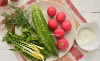 Овощной салат весенний с редисом и свежим огурцом