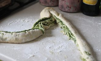 Хлеб плетенка с зеленью и сыром