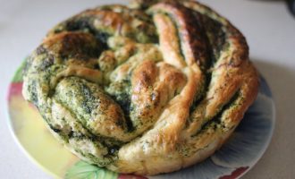 Хлеб плетенка с зеленью и сыром