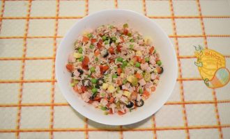 Итальянский рисовый салат с консервированным тунцом