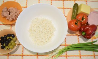 Итальянский рисовый салат с консервированным тунцом