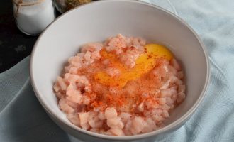 Котлеты рубленые из куриного филе с помидорами и сыром в духовке