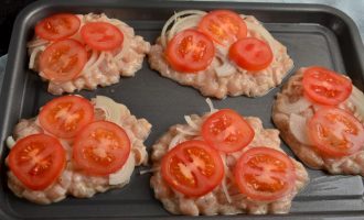 Котлеты рубленые из куриного филе с помидорами и сыром в духовке