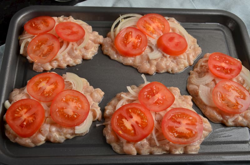 Котлеты в духовке с помидорами и сыром: рецепт с фото | Меню недели