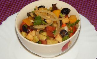 Греческий салат с простой заправкой из соевого соуса
