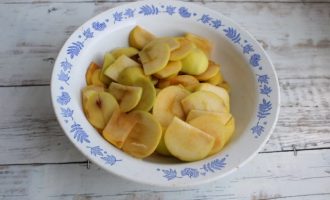 Шаньга королевская — пирог с конфетами и яблоками