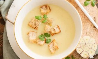 Чесночный суп с гренками и плавленным сыром