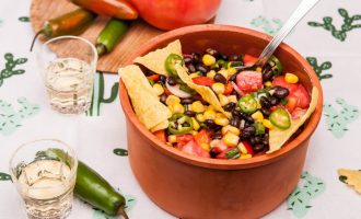 Овощной салат мексиканский с фасолью и сладкой кукурузой