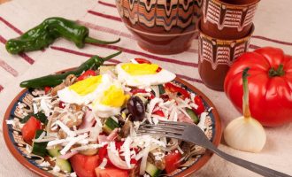 Пастуший салат с ветчиной и сыром - классика болгарской кухни