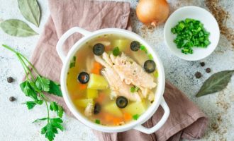 Суп рыбный из хребтов лосося с маслинами и картофелем